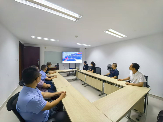 6常運集團藍(lán)海豚商旅組織職工觀看紀(jì)念中國人民抗日戰(zhàn)爭暨世界反法西斯戰(zhàn)爭勝利80周年閱兵式直播1_副本